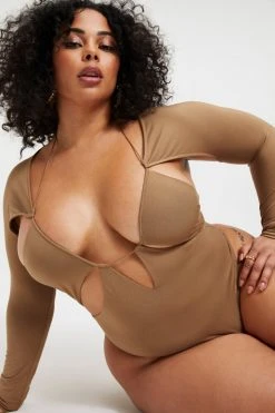 GOOD AMERICAN GOOD TOUCH CUT EXTREME BODYSUIT | PECAN001 Bodysuits