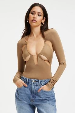 GOOD AMERICAN GOOD TOUCH CUT EXTREME BODYSUIT | PECAN001 Bodysuits