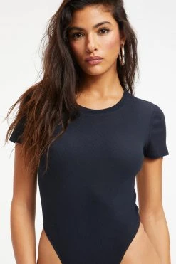 GOOD AMERICAN RIB FITTED TEE BODYSUIT | BLACK001