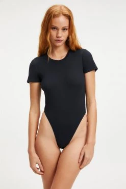 GOOD AMERICAN RIB FITTED TEE BODYSUIT | BLACK001