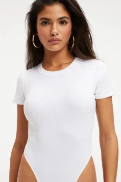 GOOD AMERICAN RIB FITTED TEE BODYSUIT | WHITE001