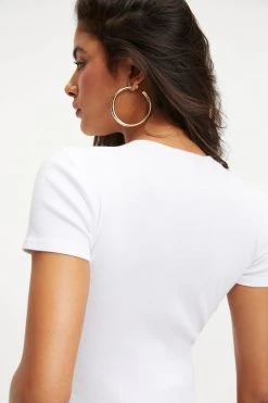 GOOD AMERICAN RIB FITTED TEE BODYSUIT | WHITE001