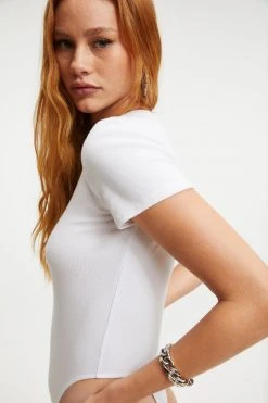 GOOD AMERICAN RIB FITTED TEE BODYSUIT | WHITE001
