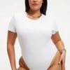 GOOD AMERICAN RIB FITTED TEE BODYSUIT | WHITE001