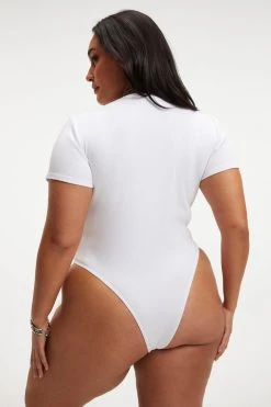 GOOD AMERICAN RIB FITTED TEE BODYSUIT | WHITE001
