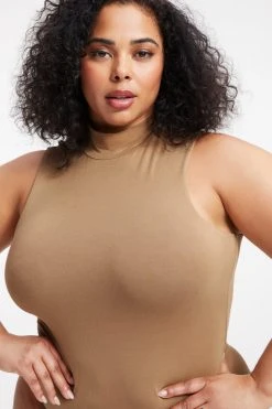 GOOD AMERICAN GOOD TOUCH TURTLENECK BODY | PECAN001