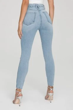 GOOD AMERICAN GOOD CURVE SKINNY CROP RAW HEM | BLUE638