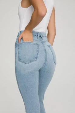 GOOD AMERICAN GOOD CURVE SKINNY CROP RAW HEM | BLUE638