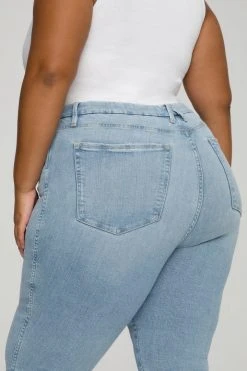 GOOD AMERICAN GOOD CURVE SKINNY CROP RAW HEM | BLUE638