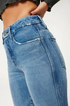 GOOD AMERICAN High Waisted GOOD CURVE STRAIGHT NATURAL FRAY HEM | BLUE858