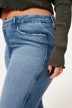 GOOD AMERICAN High Waisted GOOD CURVE STRAIGHT NATURAL FRAY HEM | BLUE858