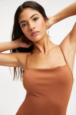 GOOD AMERICAN SCUBA SPAGHETTI MIDI DRESS | RUST001