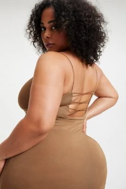 GOOD AMERICAN GOOD TOUCH '90s LACE BACK DRESS | PECAN001