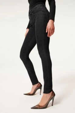GOOD AMERICAN High Waisted GOOD LEGS RAW HEM | BLACK184