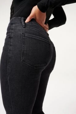 GOOD AMERICAN High Waisted GOOD LEGS RAW HEM | BLACK184