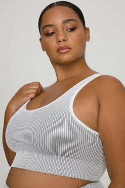 GOOD AMERICAN Active Essentials THE SEAMLESS RIBBED BRA | WHITE001