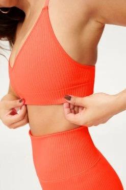 GOOD AMERICAN SEAMLESS CHUNKY RIB BRA | HOT CORAL001