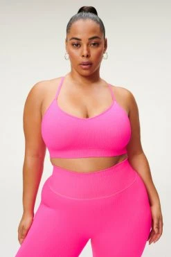 GOOD AMERICAN SEAMLESS CHUNKY RIB BRA | HOT PINK002