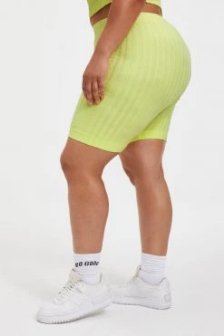 GOOD AMERICAN '90S RIBBED BIKER SHORT | KEY LIME001