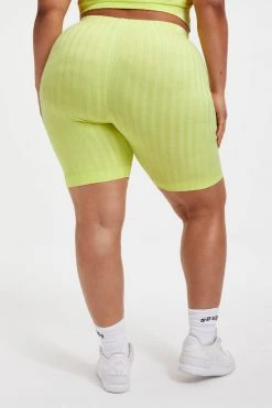 GOOD AMERICAN '90S RIBBED BIKER SHORT | KEY LIME001