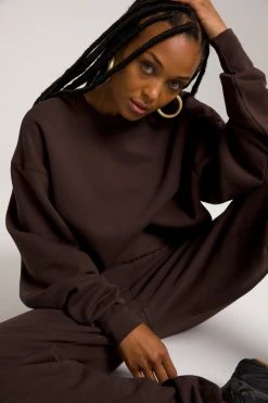 GOOD AMERICAN CROPPED & COOL SWEATSHIRT | COFFEE001