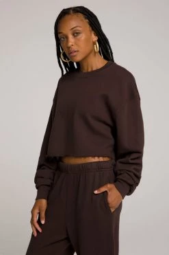 GOOD AMERICAN CROPPED & COOL SWEATSHIRT | COFFEE001