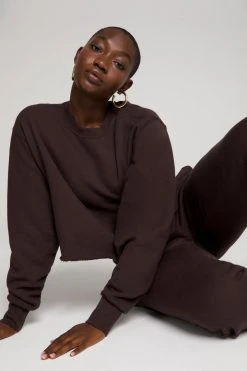 GOOD AMERICAN CROPPED & COOL SWEATSHIRT | COFFEE001