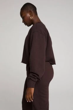 GOOD AMERICAN CROPPED & COOL SWEATSHIRT | COFFEE001