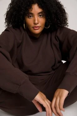 GOOD AMERICAN CROPPED & COOL SWEATSHIRT | COFFEE001