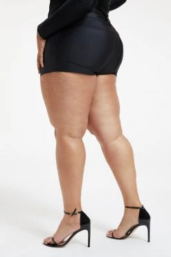 GOOD AMERICAN COMPRESSION HOT SHORT | BLACK001 Bike Shorts