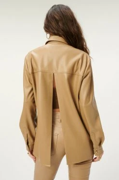 GOOD AMERICAN SPLIT BACK SHIRT | WARM CARAMEL003 Tops