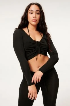 GOOD AMERICAN SHINE RUCHED CROP TOP | BLACK001
