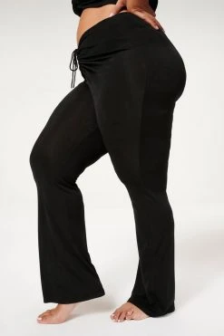 GOOD AMERICAN SHINE RUCHED FLARE | BLACK001 Cover Ups