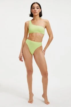 GOOD AMERICAN GOOD COMPRESSION HOT SHOULDER TOP | KEY LIME001