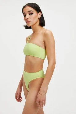 GOOD AMERICAN GOOD COMPRESSION HOT SHOULDER TOP | KEY LIME001