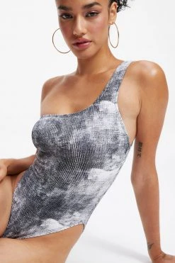 GOOD AMERICAN ALWAYS FITS HOT SHOULDER | GREY TIE DYE002