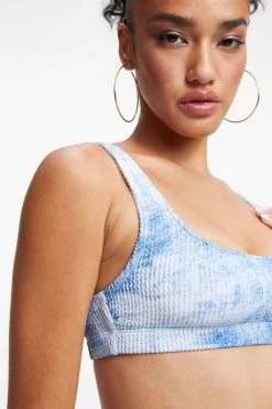 GOOD AMERICAN ALWAYS FITS SCOOP TOP | INDIGO TIE DYE002