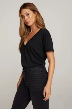 GOOD AMERICAN Good '90s JERSEY V-NECK TEE | BLACK001