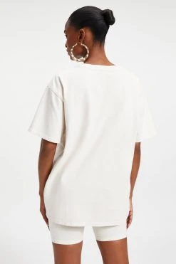 GOOD AMERICAN Tees & Tops ESSENTIAL BOYFRIEND CREW TEE | BONE001