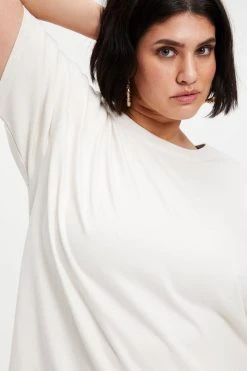 GOOD AMERICAN Tees & Tops ESSENTIAL BOYFRIEND CREW TEE | BONE001