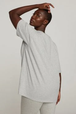 GOOD AMERICAN ESSENTIAL BOYFRIEND CREW TEE | HEATHER GREY001 Tees & Tops