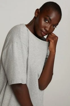 GOOD AMERICAN ESSENTIAL BOYFRIEND CREW TEE | HEATHER GREY001 Tees & Tops