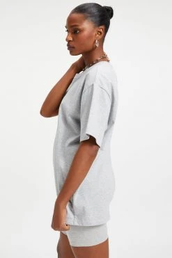 GOOD AMERICAN ESSENTIAL BOYFRIEND CREW TEE | HEATHER GREY001 Tees & Tops