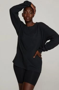 GOOD AMERICAN Tees & Tops ESSENTIAL LONG SLEEVE CREW TEE | BLACK001