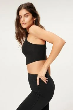 GOOD AMERICAN ESSENTIAL STRAPPY CROP TANK | BLACK001