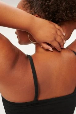 GOOD AMERICAN ESSENTIAL STRAPPY CROP TANK | BLACK001