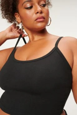 GOOD AMERICAN ESSENTIAL STRAPPY CROP TANK | BLACK001
