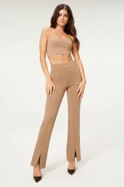 GOOD AMERICAN ESSENTIAL STRAPPY CROP TANK | PUTTY001