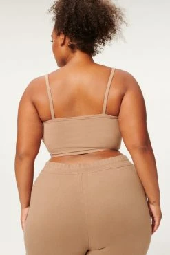 GOOD AMERICAN ESSENTIAL STRAPPY CROP TANK | PUTTY001