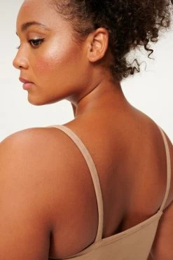 GOOD AMERICAN ESSENTIAL STRAPPY CROP TANK | PUTTY001